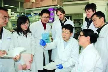 少了一位獸醫,多了一位病毒微生物學家! 就是他帶領團隊阻擊埃博拉、MERS、寨卡病毒侵襲